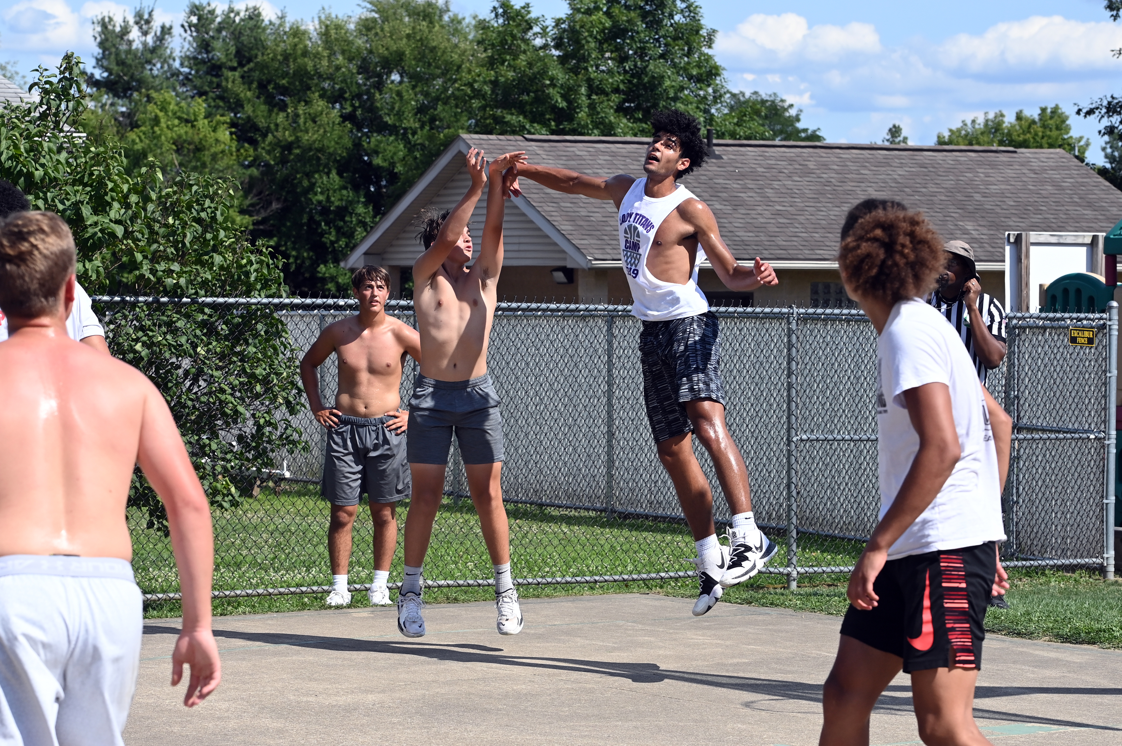 %_tempFileNamedog-days-basketball-2022_0936%